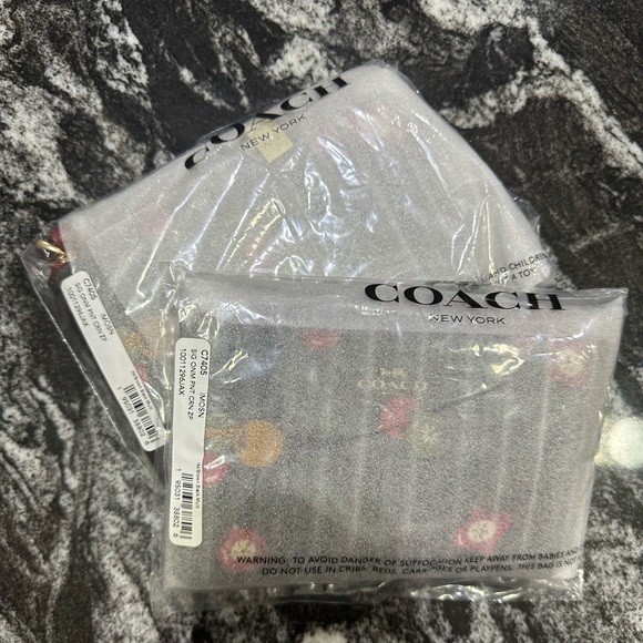 1 NEW Coach Corner Zip Wristlet In Signature Canvas With Ornament Print - Picture 4 of 4